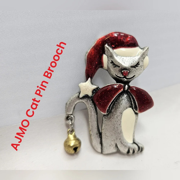 Ajmo Jewelry - AJMO Cat Pin Brooch Pewter Enamal Wearing Santa Hat Bell & Bow 1.5 inches